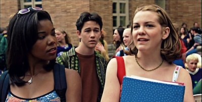 Screen capture from "Ten Things I Hate About You" showing Bianca and Chastity talking